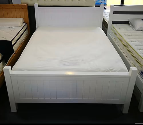 מיטה וחצי מעץ מלא דגם אדם