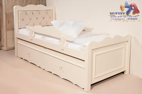 מיטת ילדים מעוצבת מעץ מלא דגם לב